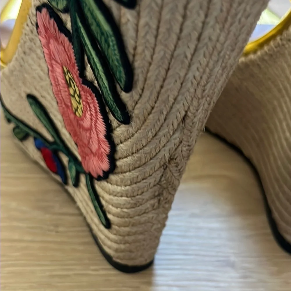 Gucci Gold Wedge Sandals with T-Strap Design Stitch Floral Size 42 - Picture 8 of 15